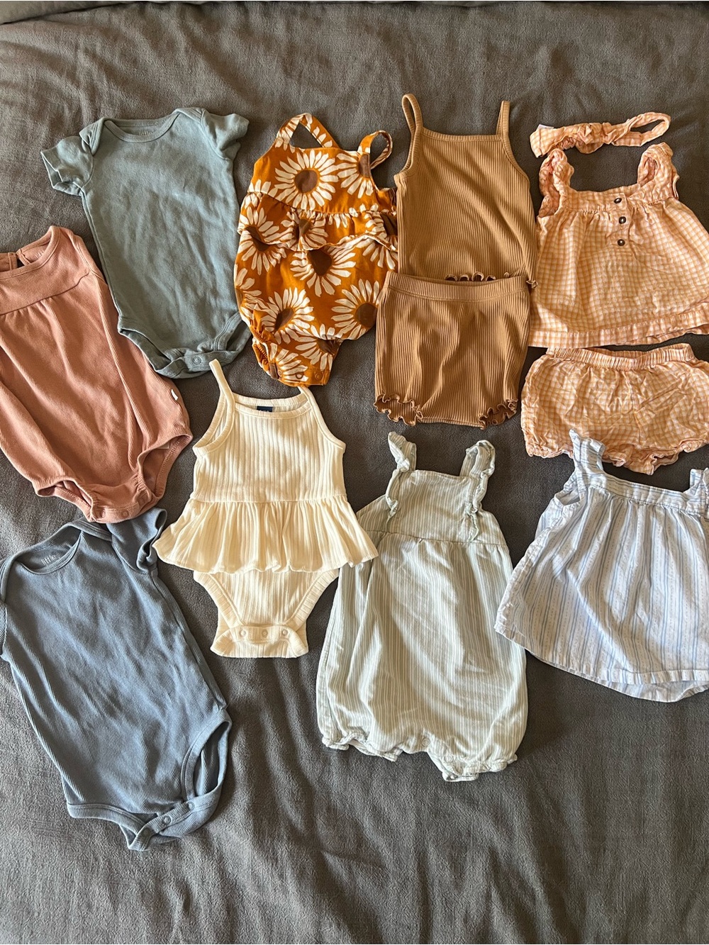 Old Navy and Carters Baby Clothes Bundle - Spring - Summer - 9M